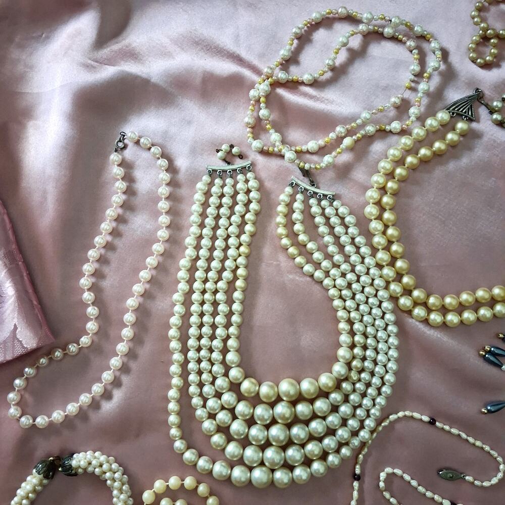 Pearl Jewelry Lot Necklace Bracelet FAUX Misc Stones Colors Eras Styles Costume - Picture 3 of 7